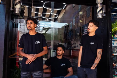 Kauã Victor, Gabriel Lima e Leon Santos na entrada da unidade São Caetano