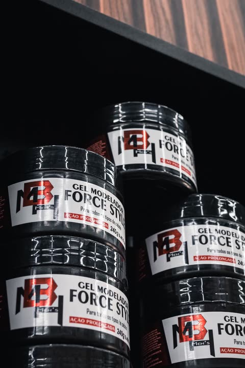 Potes de gel modelador empilhados na prateleira